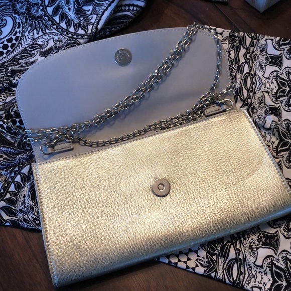 Halogen pale metallic gold textured clutch with crossbody chain, magnetic close - Picture 3 of 9